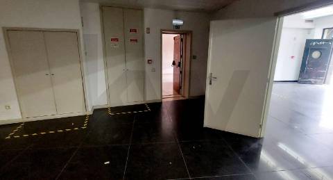 Loja com armazém e estacionamento no centro de Leça da Palmeira – Comércio, Serviços ou Restauração 