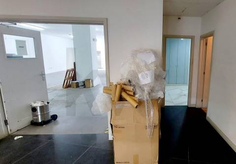 Loja com armazém e estacionamento no centro de Leça da Palmeira – Comércio, Serviços ou Restauração 