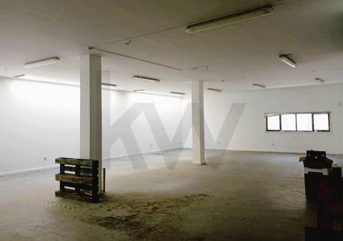 Loja com armazém e estacionamento no centro de Leça da Palmeira – Comércio, Serviços ou Restauração 