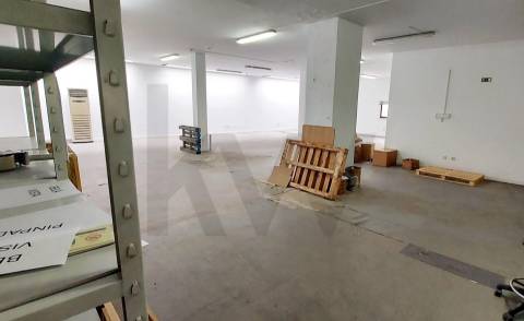 Loja com armazém e estacionamento no centro de Leça da Palmeira – Comércio, Serviços ou Restauração 