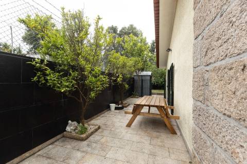 Moradia T4 Individual com 3 Pisos, Jardim e Garagem 