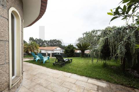 Moradia T4 Individual com 3 Pisos, Jardim e Garagem 