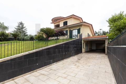 Moradia T4 Individual com 3 Pisos, Jardim e Garagem 