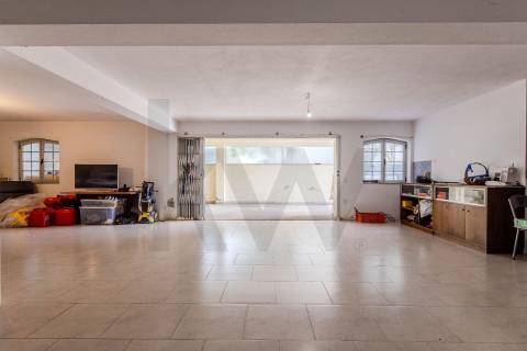 Moradia T4 Individual com 3 Pisos, Jardim e Garagem 