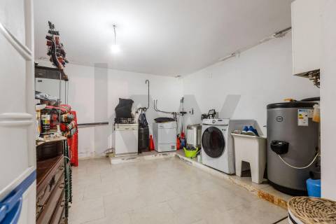 Moradia T4 Individual com 3 Pisos, Jardim e Garagem 