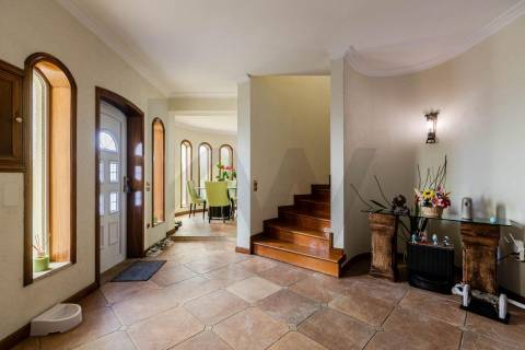 Moradia T4 Individual com 3 Pisos, Jardim e Garagem 