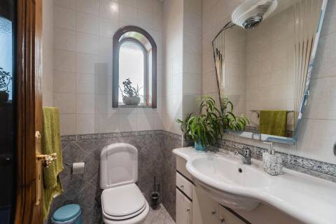 Moradia T4 Individual com 3 Pisos, Jardim e Garagem 