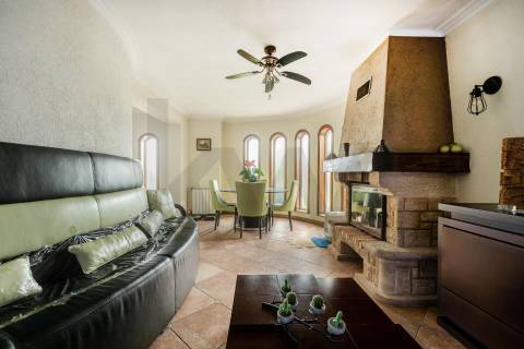 Moradia T4 Individual com 3 Pisos, Jardim e Garagem 