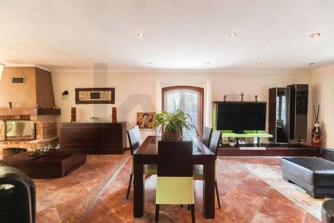 Moradia T4 Individual com 3 Pisos, Jardim e Garagem 