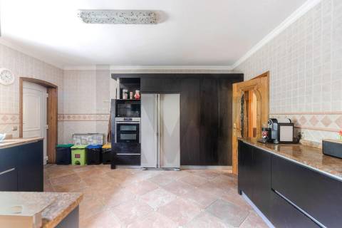 Moradia T4 Individual com 3 Pisos, Jardim e Garagem 