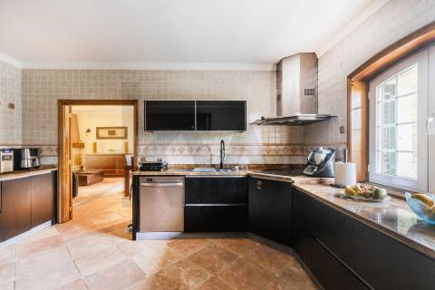 Moradia T4 Individual com 3 Pisos, Jardim e Garagem 