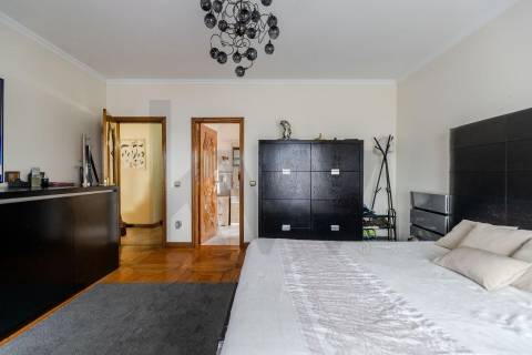 Moradia T4 Individual com 3 Pisos, Jardim e Garagem 