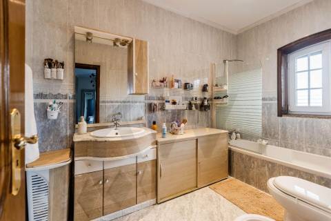 Moradia T4 Individual com 3 Pisos, Jardim e Garagem 