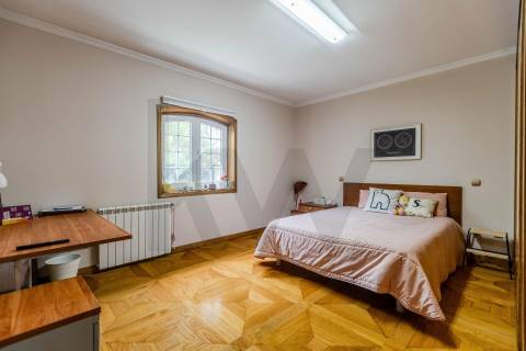 Moradia T4 Individual com 3 Pisos, Jardim e Garagem 