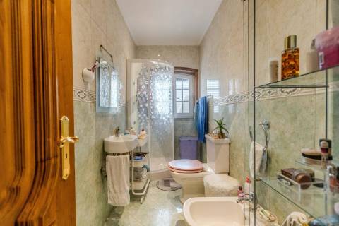 Moradia T4 Individual com 3 Pisos, Jardim e Garagem 