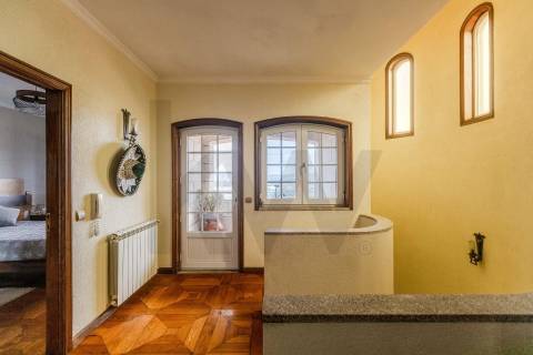 Moradia T4 Individual com 3 Pisos, Jardim e Garagem 