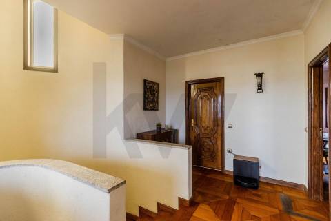 Moradia T4 Individual com 3 Pisos, Jardim e Garagem 