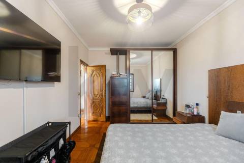 Moradia T4 Individual com 3 Pisos, Jardim e Garagem 