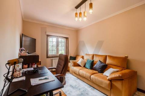 Moradia T4 Individual com 3 Pisos, Jardim e Garagem 