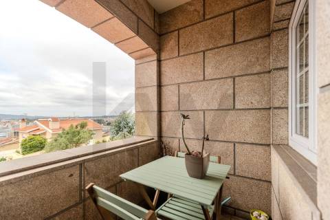 Moradia T4 Individual com 3 Pisos, Jardim e Garagem 