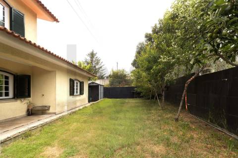 Moradia T4 Individual com 3 Pisos, Jardim e Garagem 