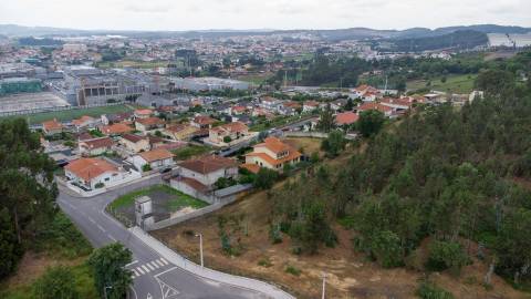 Moradia T4 Individual com 3 Pisos, Jardim e Garagem 