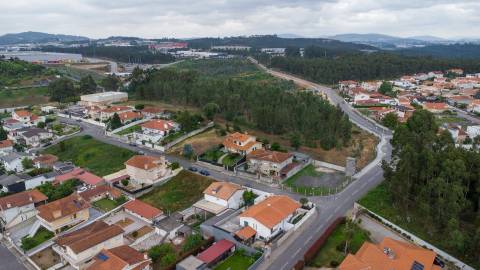 Moradia T4 Individual com 3 Pisos, Jardim e Garagem 