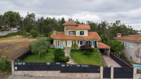 Moradia T4 Individual com 3 Pisos, Jardim e Garagem 