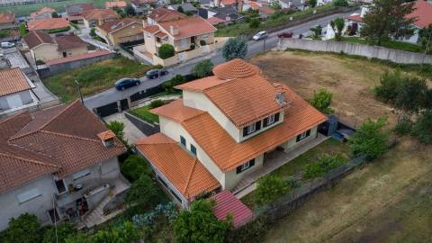 Moradia T4 Individual com 3 Pisos, Jardim e Garagem 