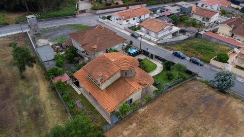 Moradia T4 Individual com 3 Pisos, Jardim e Garagem 