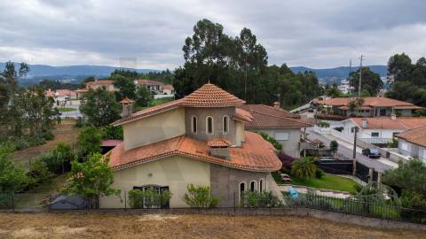 Moradia T4 Individual com 3 Pisos, Jardim e Garagem 