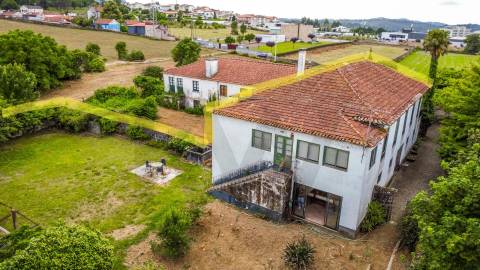 Quinta com História em Barcelinhos – Moradia T3 e Terreno