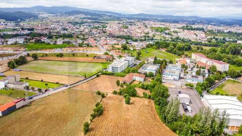 Quinta com História em Barcelinhos – Moradia T3 e Terreno