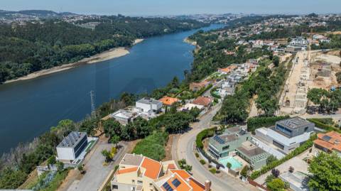 Glamorosa Moradia T4+1 com piscina – Vista Rio Douro