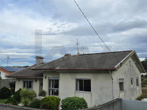 Moradia Térrea T3 em Bom Estado com Logradouro e Terreno – Rio de Moinhos, Alvelos – Barcelos