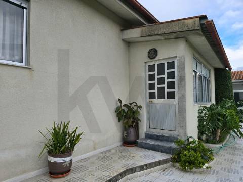 Moradia Térrea T3 em Bom Estado com Logradouro e Terreno – Rio de Moinhos, Alvelos – Barcelos