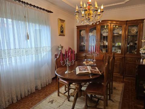 Moradia Térrea T3 em Bom Estado com Logradouro e Terreno – Rio de Moinhos, Alvelos – Barcelos