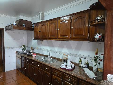 Moradia Térrea T3 em Bom Estado com Logradouro e Terreno – Rio de Moinhos, Alvelos – Barcelos