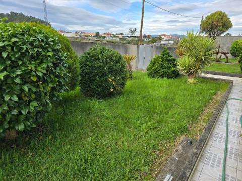 Moradia Térrea T3 em Bom Estado com Logradouro e Terreno – Rio de Moinhos, Alvelos – Barcelos