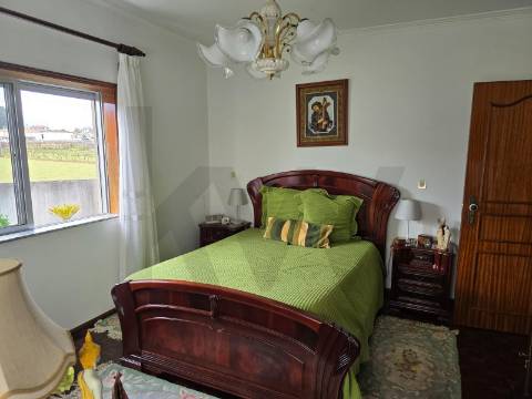 Moradia Térrea T3 em Bom Estado com Logradouro e Terreno – Rio de Moinhos, Alvelos – Barcelos