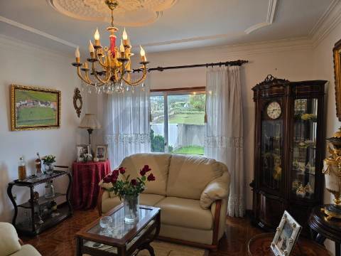 Moradia Térrea T3 em Bom Estado com Logradouro e Terreno – Rio de Moinhos, Alvelos – Barcelos