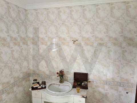 Moradia Térrea T3 em Bom Estado com Logradouro e Terreno – Rio de Moinhos, Alvelos – Barcelos