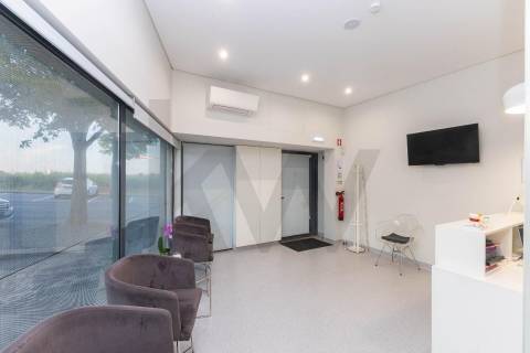 Oportunidade Única para o Seu Negócio: Loja de Luxo na Rotunda da VL8, Junto ao Novo Metro Ruby!