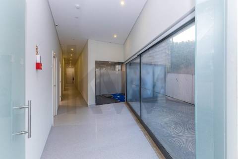 Oportunidade Única para o Seu Negócio: Loja de Luxo na Rotunda da VL8, Junto ao Novo Metro Ruby!