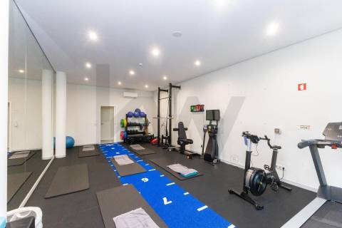 Oportunidade Única para o Seu Negócio: Loja de Luxo na Rotunda da VL8, Junto ao Novo Metro Ruby!