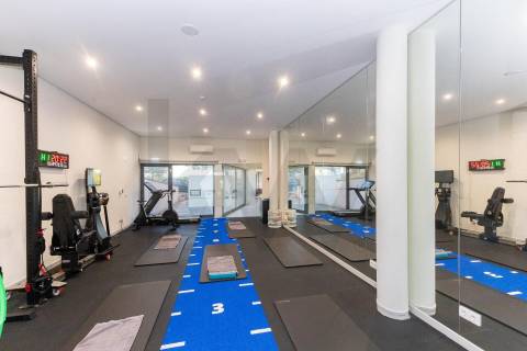 Oportunidade Única para o Seu Negócio: Loja de Luxo na Rotunda da VL8, Junto ao Novo Metro Ruby!