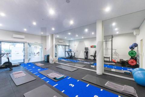 Oportunidade Única para o Seu Negócio: Loja de Luxo na Rotunda da VL8, Junto ao Novo Metro Ruby!