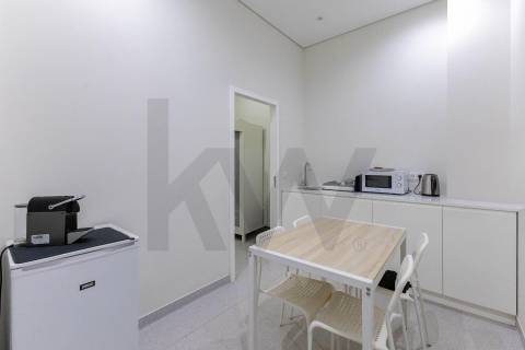 Oportunidade Única para o Seu Negócio: Loja de Luxo na Rotunda da VL8, Junto ao Novo Metro Ruby!