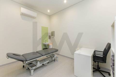 Oportunidade Única para o Seu Negócio: Loja de Luxo na Rotunda da VL8, Junto ao Novo Metro Ruby!