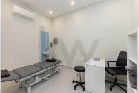 Oportunidade Única para o Seu Negócio: Loja de Luxo na Rotunda da VL8, Junto ao Novo Metro Ruby!